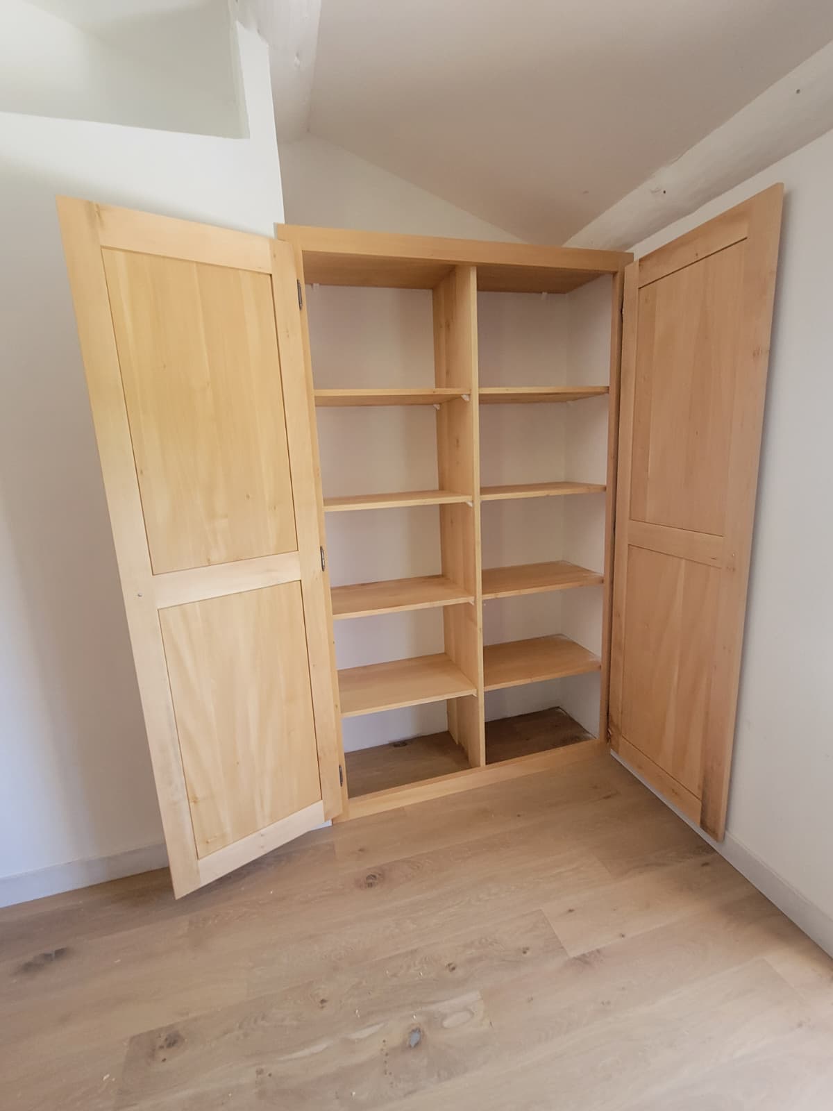 Magnifique placard sur-mesure intégré avec portes et étagères en bois massif et finition huilée Osmo